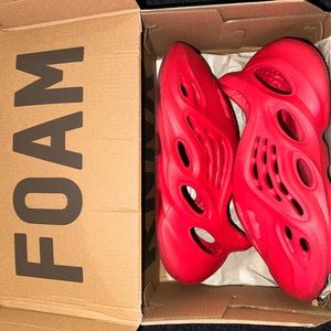NIB❤️100% AUTHENTIC YEEZY FOAM RUNNERS